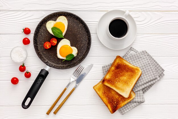 Le petit-déjeuner de la Saint-Valentin est composé d'œufs brouillés en forme de cœur