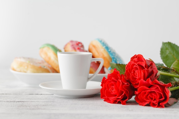 Petit-déjeuner de la Saint-Valentin avec des roses rouges