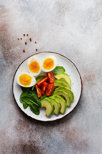 Petit-déjeuner salade végétarienne saine