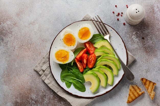 Petit-déjeuner salade végétarienne saine