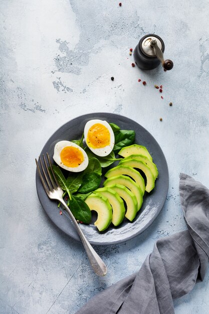 Petit-déjeuner salade végétarienne saine