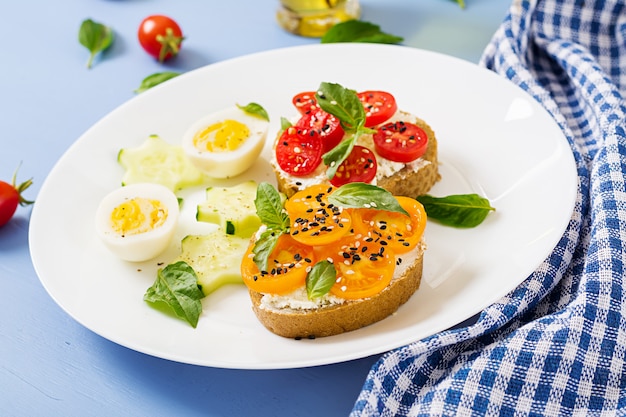 Petit déjeuner. Sandwich au fromage à la crème avec des tomates et du fromage à la crème.