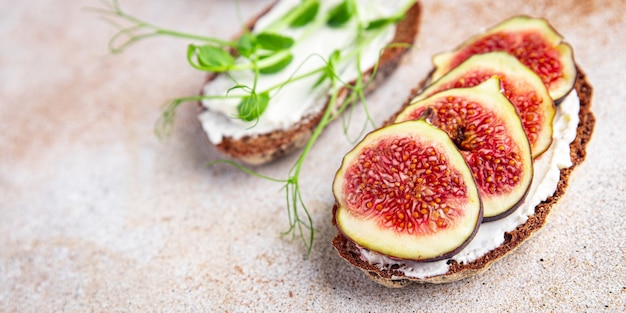 Petit déjeuner sandwich aux figues alimentation saine collation repas frais sur la table copie espace arrière-plan alimentaire rustique