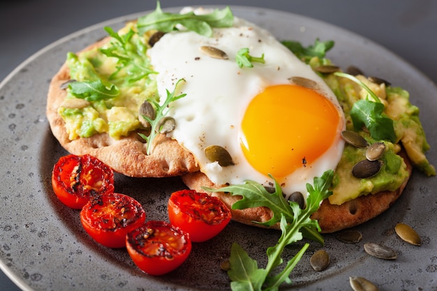 Petit-déjeuner sandwich à l'avocat avec œuf au plat et tomate