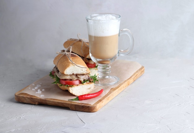 Petit-déjeuner avec sandwiches et café sur fond gris