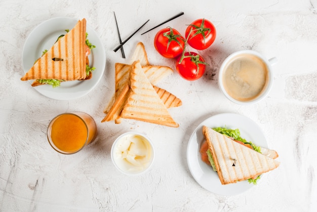 Petit déjeuner avec des sandwichs club