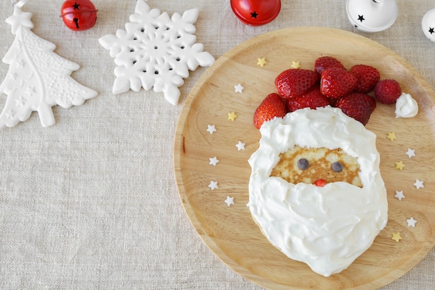 Petit-déjeuner santa pancake fait maison pour les enfants