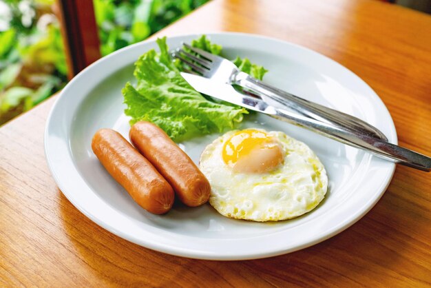 petit déjeuner avec des saucisses et des œufs frits