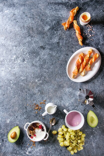 Petit déjeuner avec saumon et yaourt