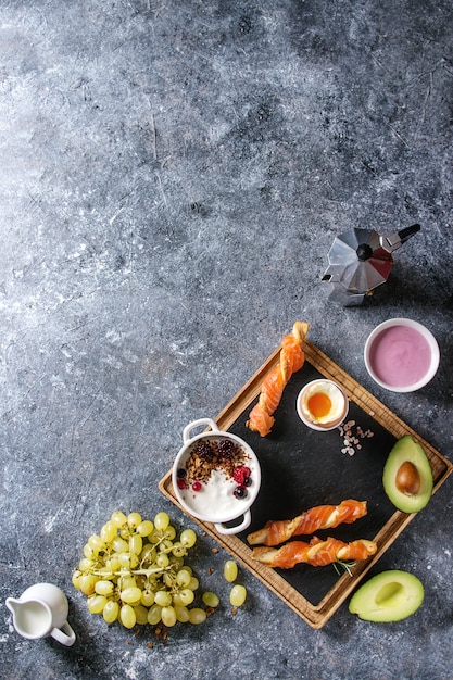 Photo petit déjeuner avec saumon et yaourt