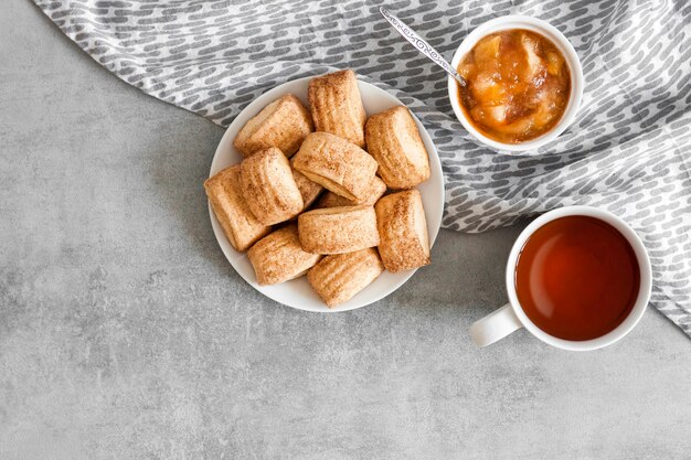 Petit déjeuner savoureux. Biscuits à la cannelle sucrés faits maison, tasse de thé et confiture de pommes