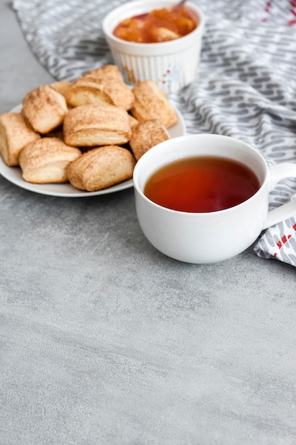 Petit déjeuner savoureux. Biscuits à la cannelle sucrés faits maison et tasse de thé.