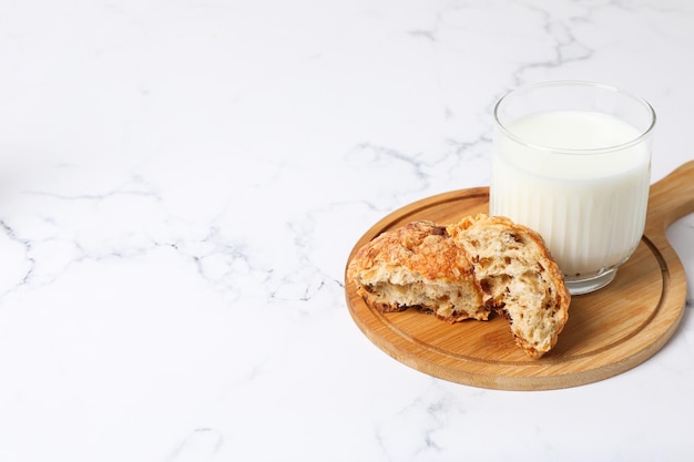 Petit-déjeuner savoureux concept de nourriture lait avec produits de boulangerie