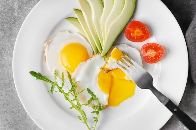 Petit-déjeuner savoureux avec des œufs au plat sur la table