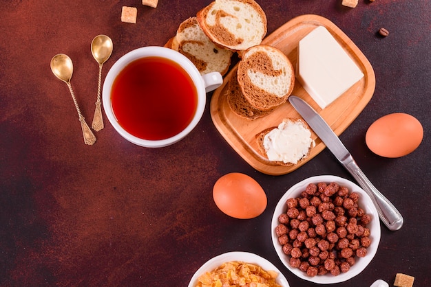 Petit déjeuner savoureux et utile avec des flocons, du lait, des noix et des fruits secs