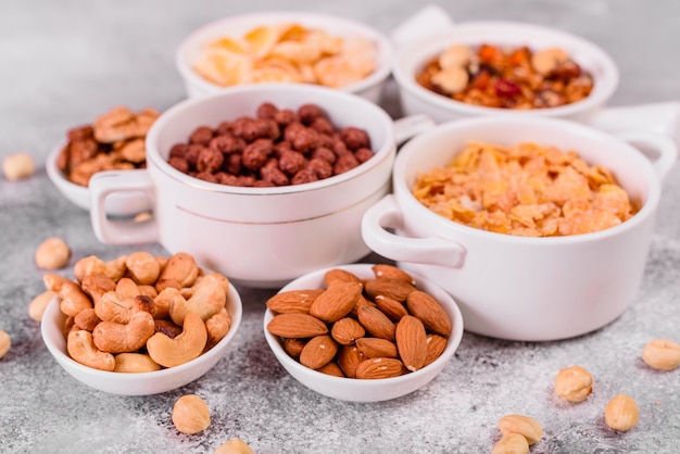 Petit déjeuner savoureux et utile avec des flocons, du lait, des noix et des fruits secs