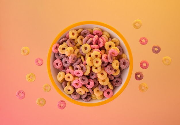 Petit déjeuner sec anneaux colorés composition colorée intéressante