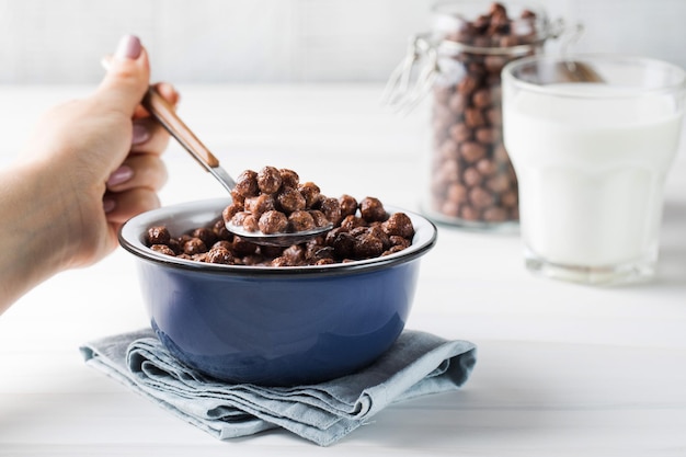 Un petit déjeuner sec de flocons ronds de chocolat