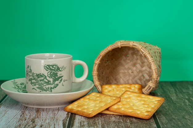 Petit-déjeuner servant des craquelins à la crème et une tasse de thé