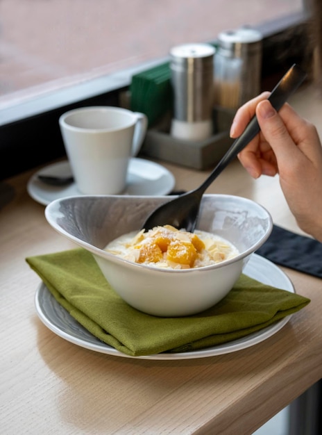 Petit-déjeuner servi avec du yaourt à l'avoine et des fruits Délicieux petit-déjeuner sain Petit-déjeuner au restaurant Flocons d'avoine au restaurant Approvisionnement du restaurant Live