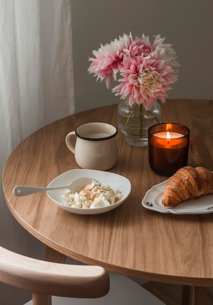 Petit déjeuner servi sur table fromage cottage avec croissant au miel et café Un délicieux début de journée