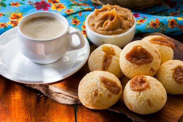 Petit déjeuner snack brésilien, pain au fromage traditionnel du Minas Gerais - pao de queijo