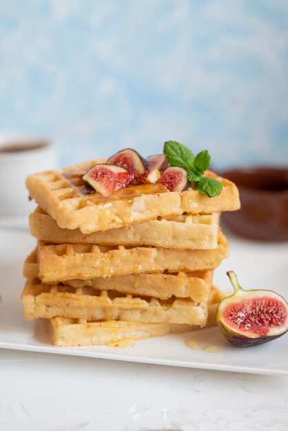 petit déjeuner sucré gaufres belges avec du miel et des figues