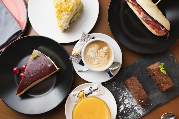 Photo petit-déjeuner sucré et salé sandwich au café et gâteau