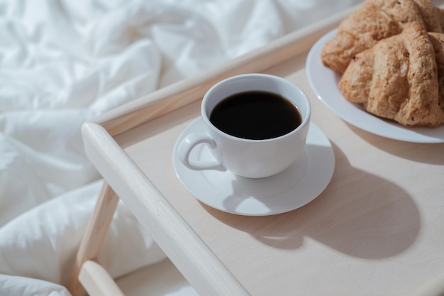 Petit-déjeuner sur une table en bois pour le lit Gâteau au café et pomme pour une alimentation saine le matin