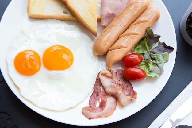 Petit déjeuner sur la table avec des hot-dogs et du bacon