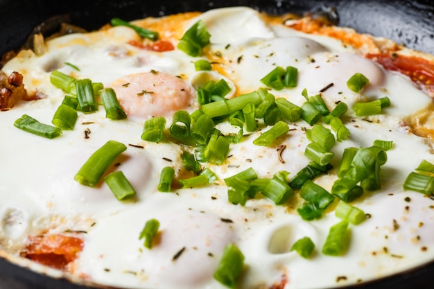 Petit déjeuner sur la table: un oeuf au plat dans une poêle à frire