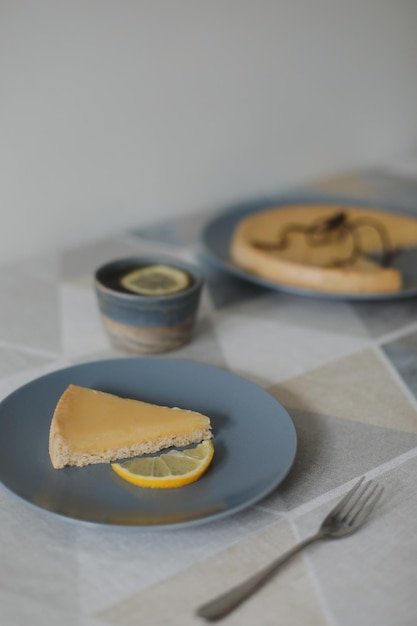 Petit déjeuner avec tarte au citron et thé aux citrons