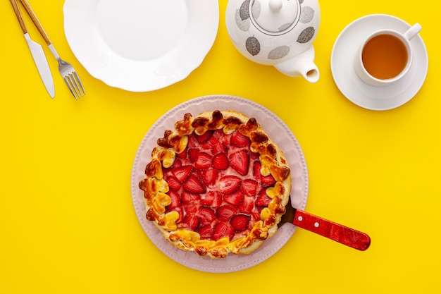 Petit-déjeuner avec tarte aux fraises et thé