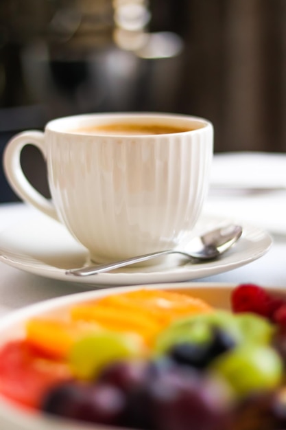 Petit-déjeuner et tasse de café de luxe avec plateau de lait et de fruits sur la table servie pour l'hospitalité et la gastronomie