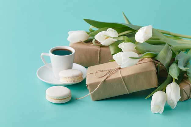 Petit déjeuner avec tasse de café et tulipes blanches en plaine