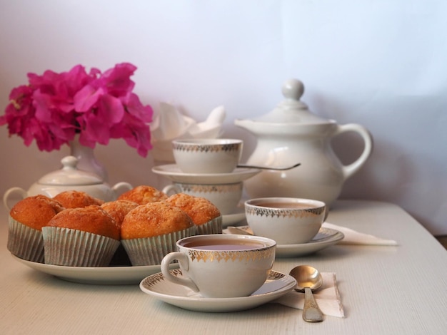 Petit déjeuner avec thé et cupcakes