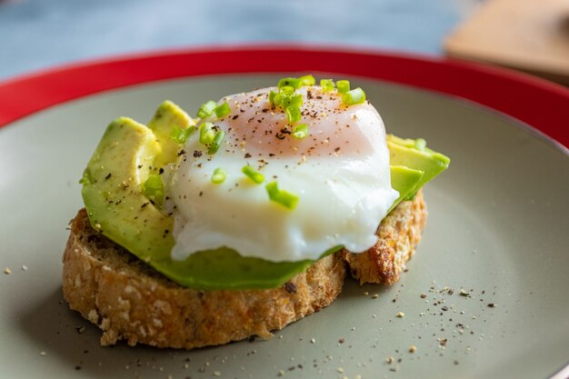 Petit déjeuner de toast avec avocat et œuf poché