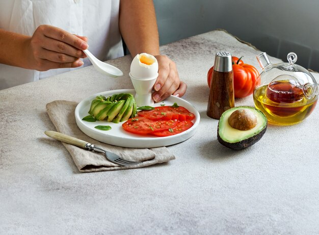 Petit déjeuner - tomates, rose d'avocat