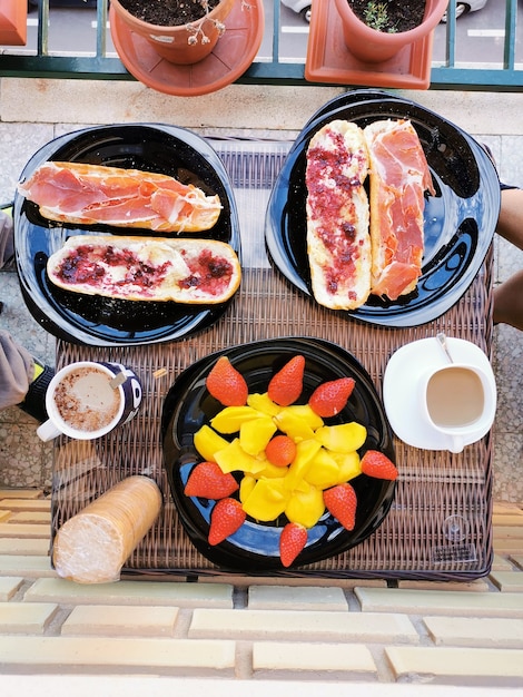 Petit déjeuner traditionnel sur le balcon d'une maison, vue lac