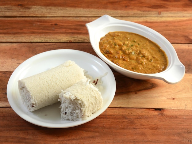 Petit-déjeuner traditionnel et célèbre du Kerala Curry Puttu et Kadala ou Pittu et Chana Masala servis sur un fond en bois rustique mise au point sélective