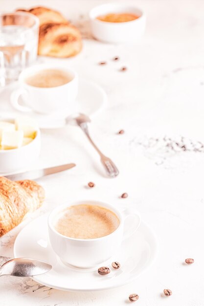 Petit-déjeuner traditionnel avec des croissants frais sur fond blanc