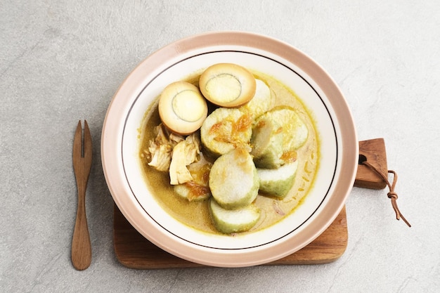 Petit-déjeuner traditionnel indonésien Lontong Opor ou un menu Eid Selected focus