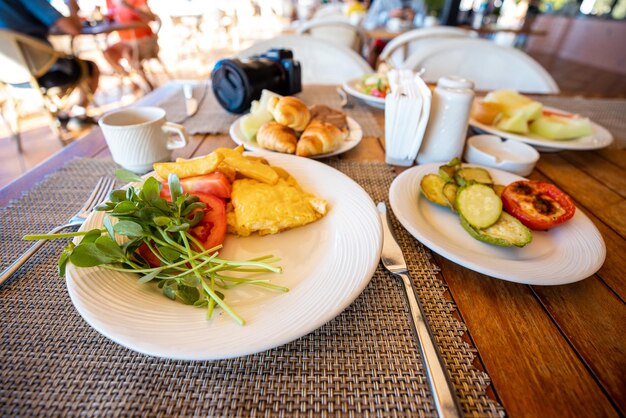 Photo petit-déjeuner traditionnel servi dans un hôtel de luxe mettant en valeur le riche patrimoine culinaire et l'atmosphère opulente de l'hôtel