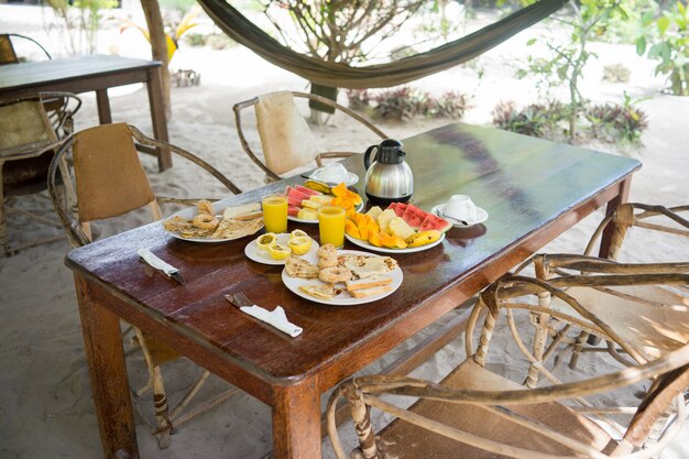 Petit-déjeuner tropical exotique dans un complexe africain