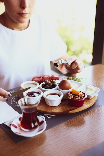 Petit déjeuner turc copieux et délicieux