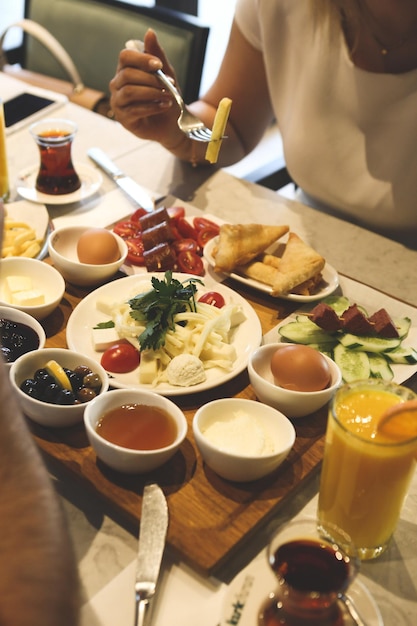 Photo petit déjeuner turc copieux et délicieux