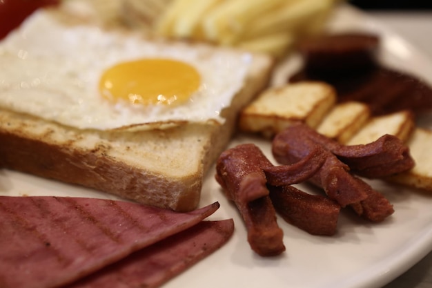 Petit déjeuner turc copieux et délicieux