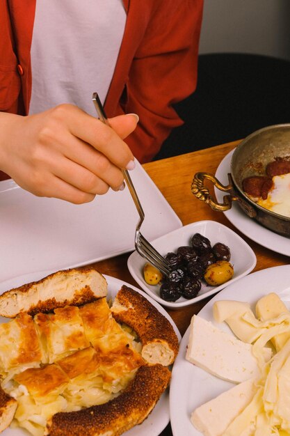 Petit déjeuner turc copieux et délicieux