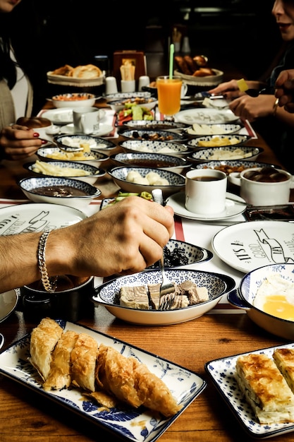 Petit déjeuner turc copieux et délicieux