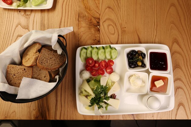 Petit déjeuner turc copieux et délicieux